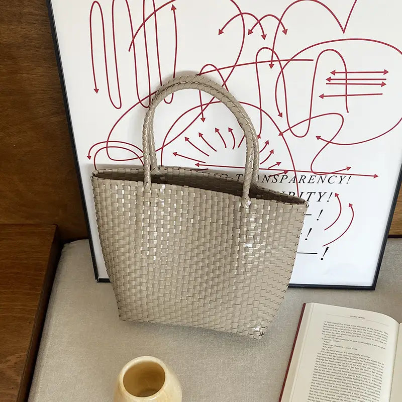 Pieni koko ja suuret mukit useita värejä kahvin ruskea vaaleanpunainen musta kahva korkeus