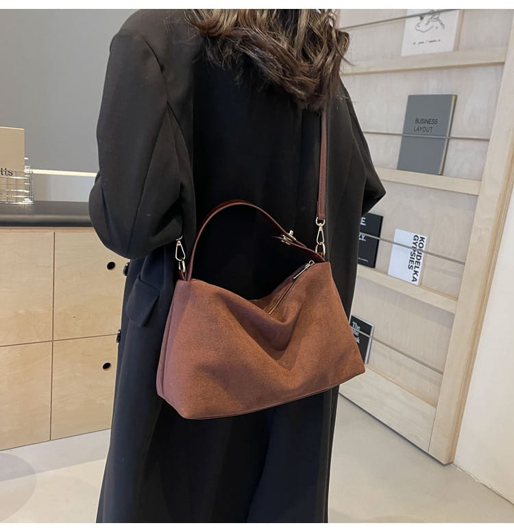 Retro Fashion Shoulder Bag with Polyester Lining for Travel and Daily