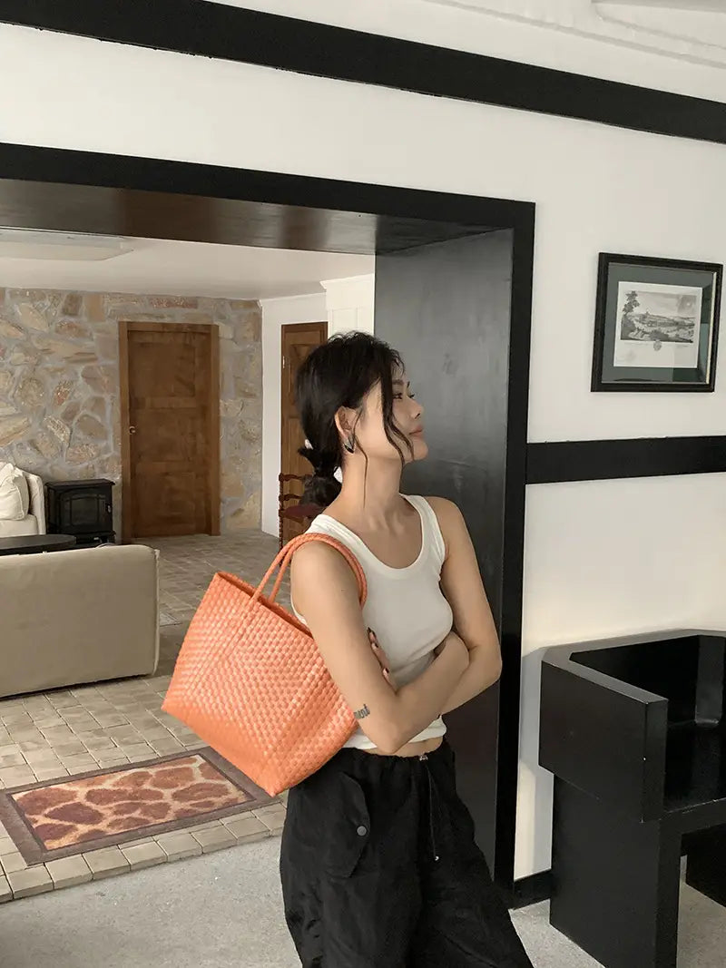 Pieni koko ja suuret mukit useita värejä kahvin ruskea vaaleanpunainen musta kahva korkeus