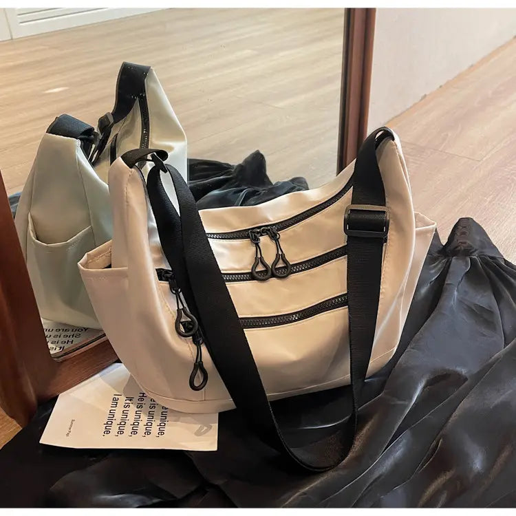 Lerret dumpling pose medium crossbody veske med glidelåslomme for kvinner