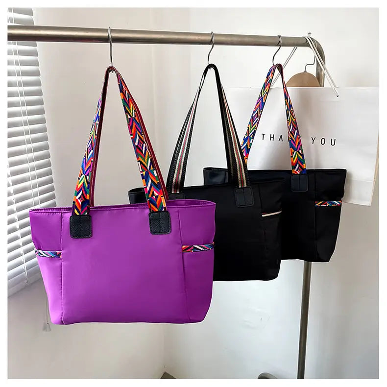 Lila Oxford tyg resväska med svarta ränder och dubbla axelanslutningar