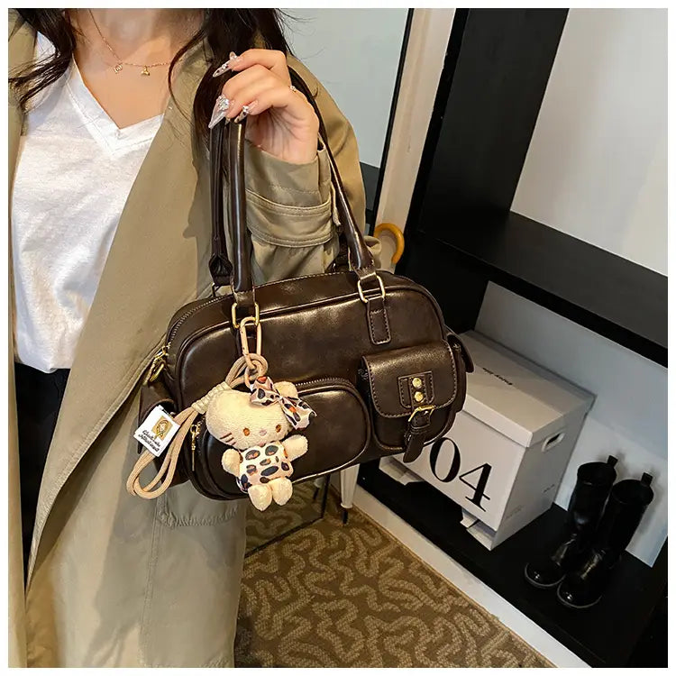 Barna vállszíj cipzáras táska szalag medálral és állítható hevederekkel