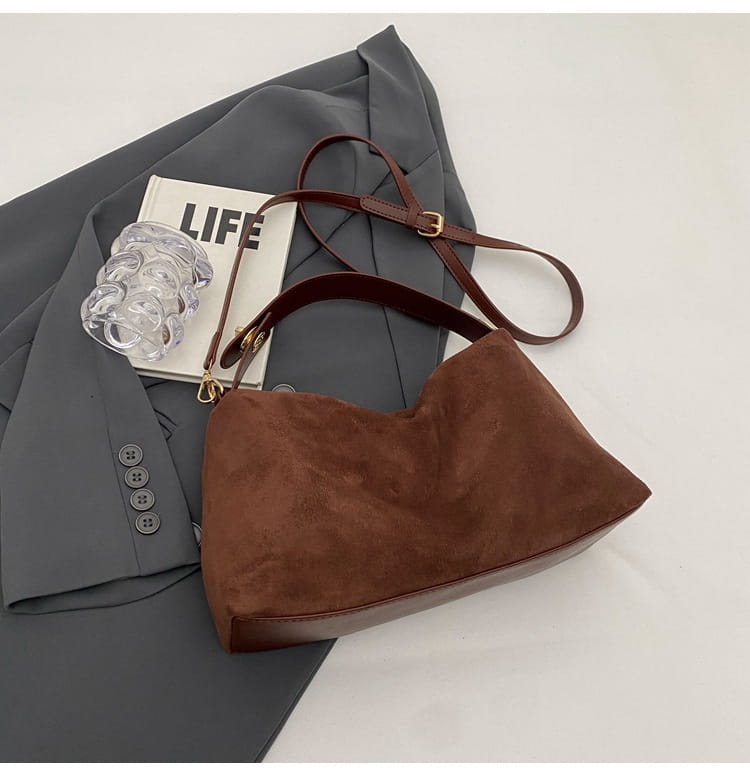 Retro Fashion Shoulder Bag with Polyester Lining for Travel and Daily