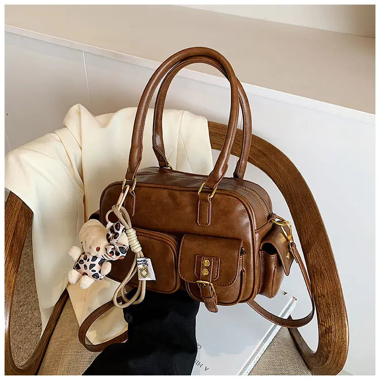 Barna vállszíj cipzáras táska szalag medálral és állítható hevederekkel