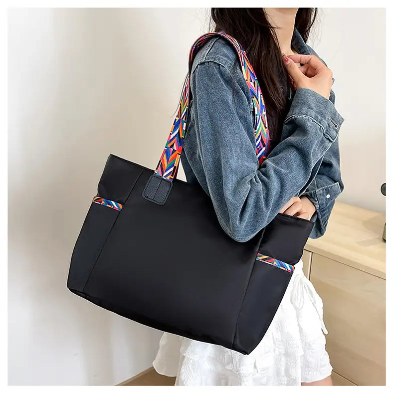 Lila Oxford tyg resväska med svarta ränder och dubbla axelanslutningar