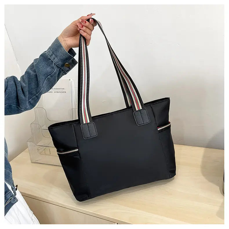 Lila Oxford tyg resväska med svarta ränder och dubbla axelanslutningar