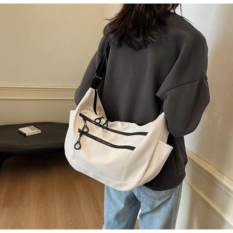 Lerret dumpling pose medium crossbody veske med glidelåslomme for kvinner