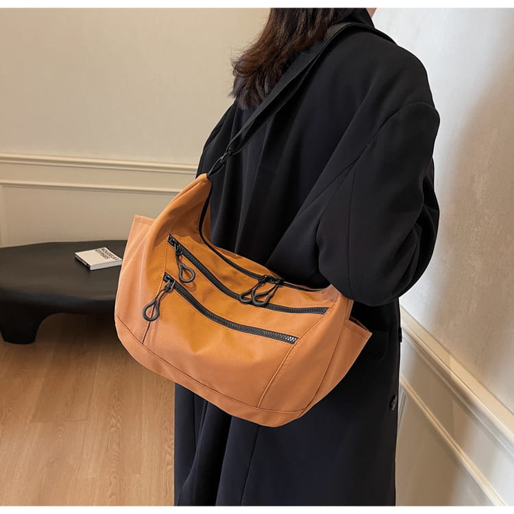 Lerret dumpling pose medium crossbody veske med glidelåslomme for kvinner