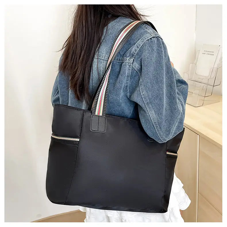 Lila Oxford tyg resväska med svarta ränder och dubbla axelanslutningar