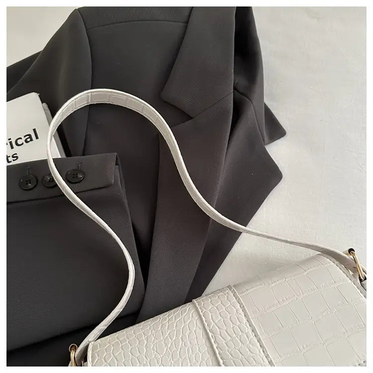 Varine en cuir PU dur avec bandoulière unique en plusieurs couleurs