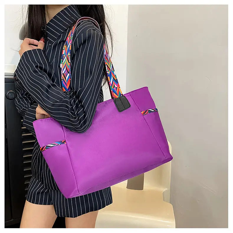 Lila Oxford tyg resväska med svarta ränder och dubbla axelanslutningar