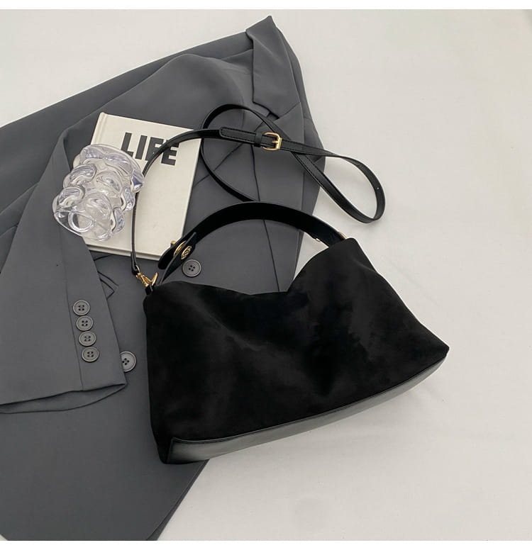 Retro Fashion Shoulder Bag with Polyester Lining for Travel and Daily