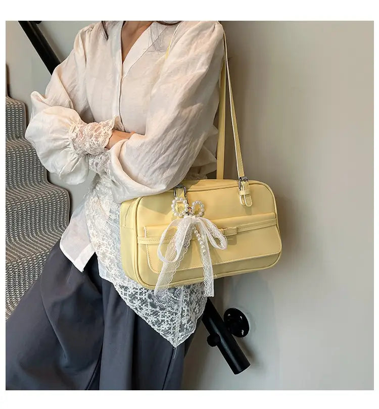 Mála gualainn flap meánach PU le scairf síoda agus bogha péarla do mhná