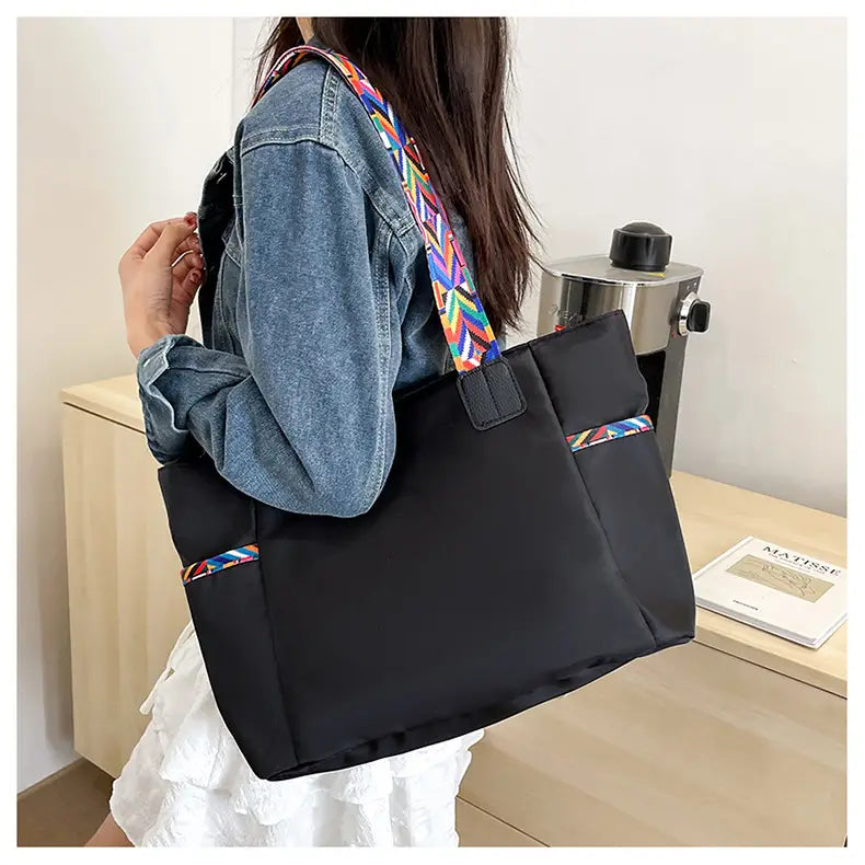 Lila Oxford tyg resväska med svarta ränder och dubbla axelanslutningar