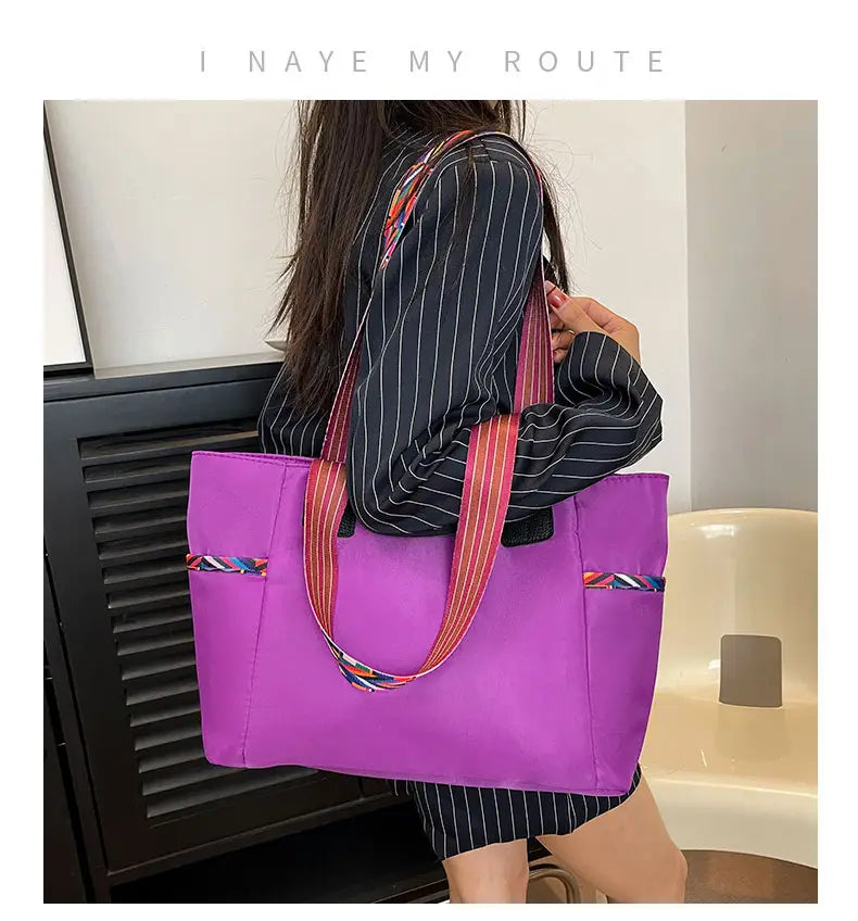 Lila Oxford tyg resväska med svarta ränder och dubbla axelanslutningar