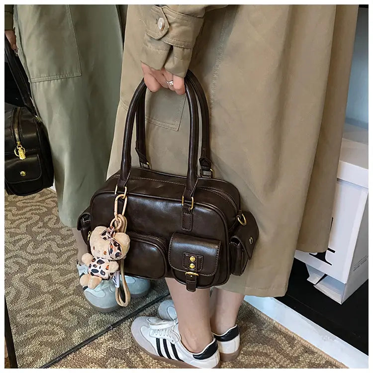 Barna vállszíj cipzáras táska szalag medálral és állítható hevederekkel