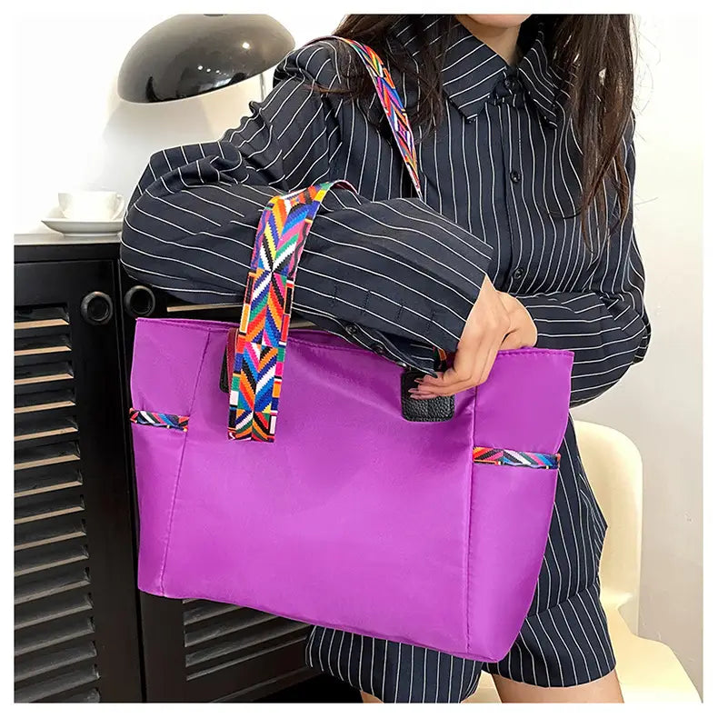 Lila Oxford tyg resväska med svarta ränder och dubbla axelanslutningar