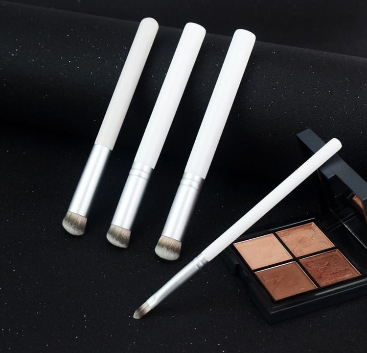 M270 Concealer Brush with Bevel Round Head and Wooden Handle