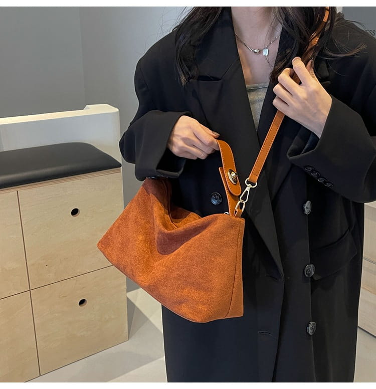 Retro Fashion Shoulder Bag with Polyester Lining for Travel and Daily