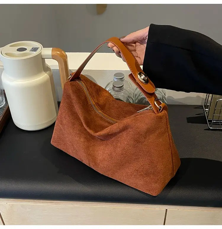 Retro Fashion Shoulder Bag with Polyester Lining for Travel and Daily