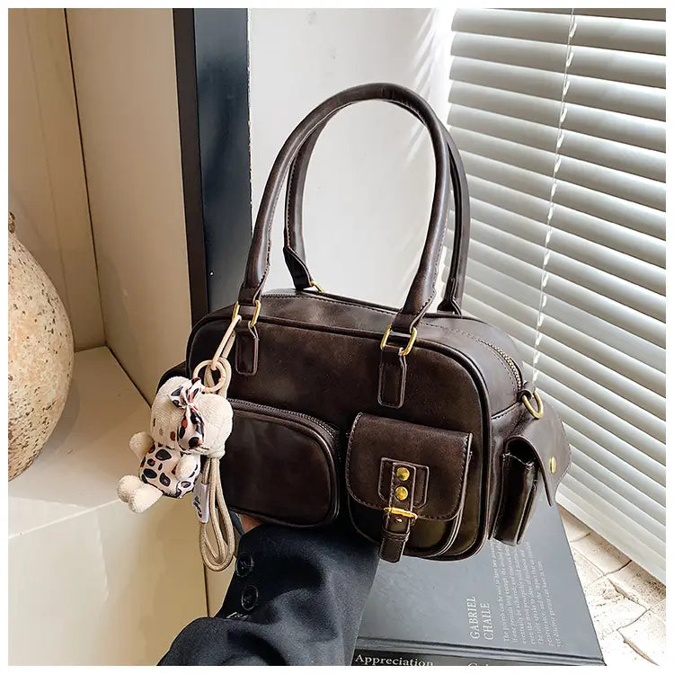 Barna vállszíj cipzáras táska szalag medálral és állítható hevederekkel