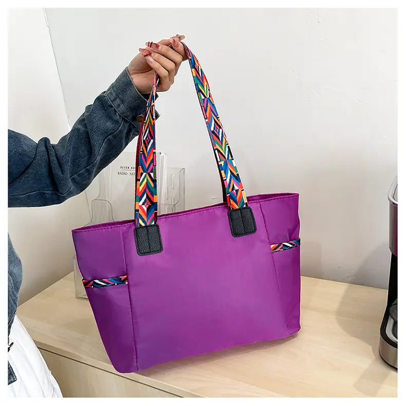 Lila Oxford tyg resväska med svarta ränder och dubbla axelanslutningar