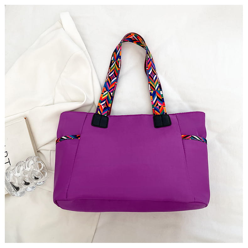 Lila Oxford tyg resväska med svarta ränder och dubbla axelanslutningar