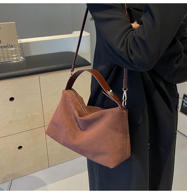 Retro Fashion Shoulder Bag with Polyester Lining for Travel and Daily