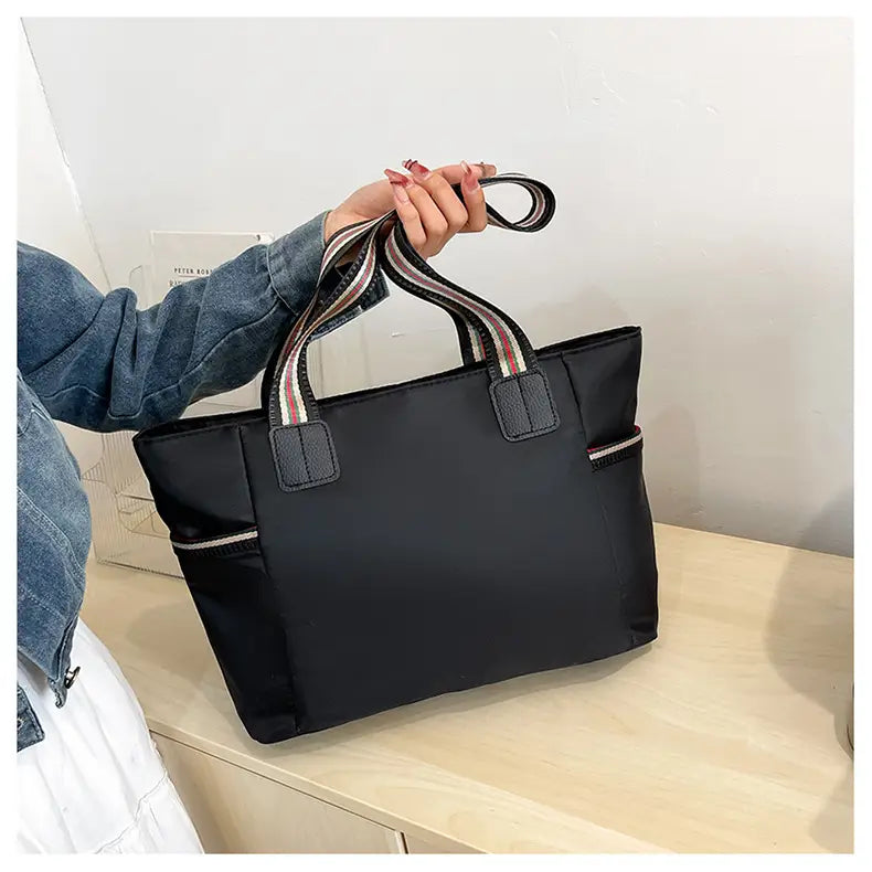 Lila Oxford tyg resväska med svarta ränder och dubbla axelanslutningar