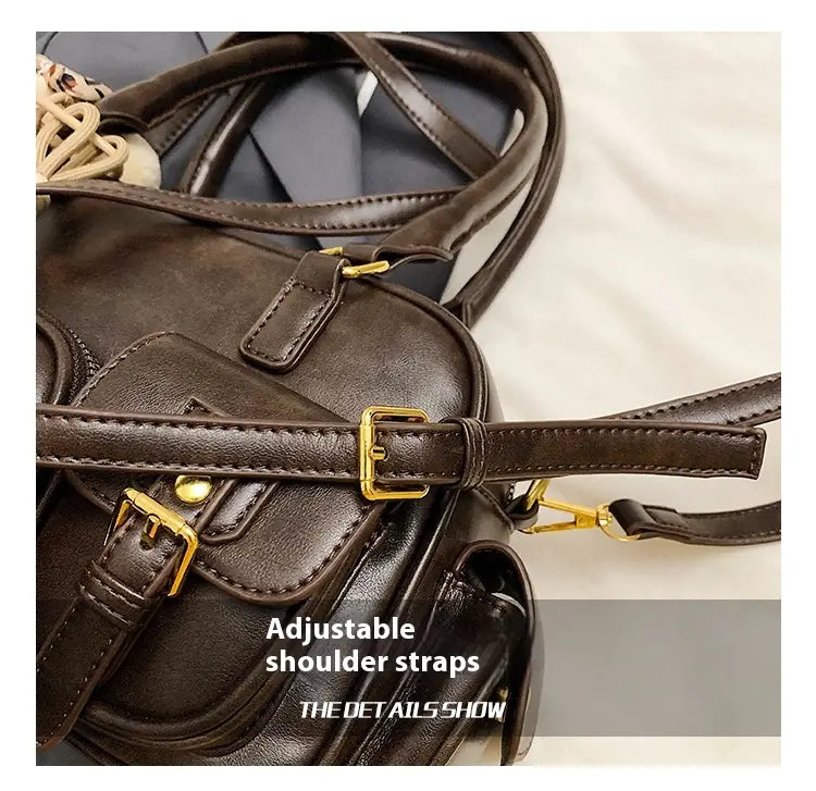 Barna vállszíj cipzáras táska szalag medálral és állítható hevederekkel