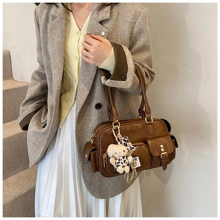 Barna vállszíj cipzáras táska szalag medálral és állítható hevederekkel