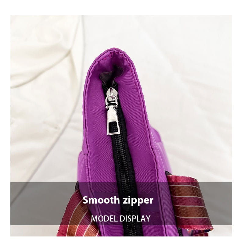 Lila Oxford tyg resväska med svarta ränder och dubbla axelanslutningar