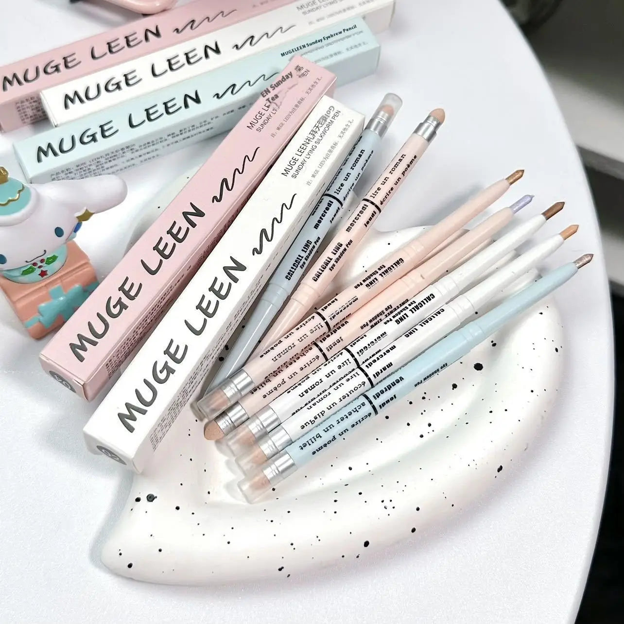 Variety of Eye Shadow Colors in Beige Pink Gold Purple and More