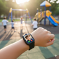 4G Android Kids Smartwatch med SIM -kort, GPS + WiFi + LBS Tracker, vanntett IP67, SOS Emergency Button, HD Video samtale, stemmechat, SMS, skolemodus, fjernovervåking, kamera, musikkspiller, flere språk, foreldrekontroll, barns smartur