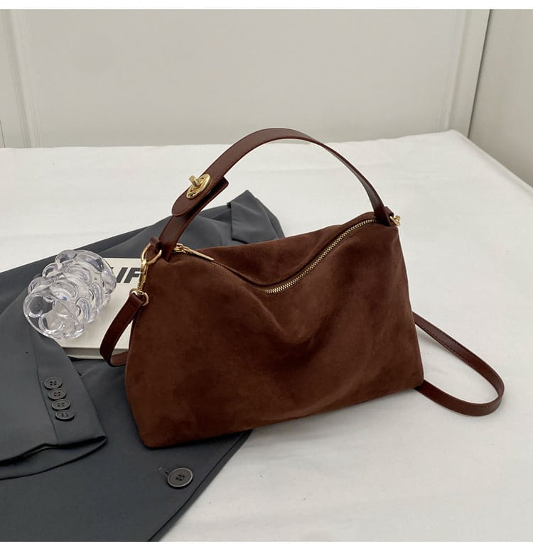 Retro Fashion Shoulder Bag with Polyester Lining for Travel and Daily