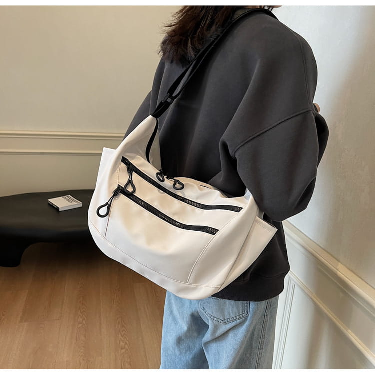 Lerret dumpling pose medium crossbody veske med glidelåslomme for kvinner