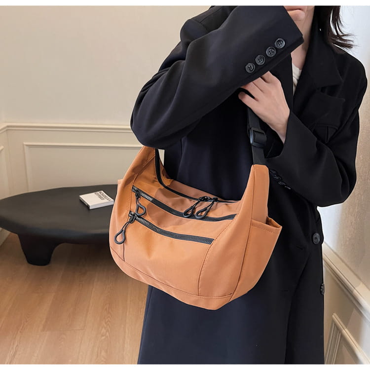 Lerret dumpling pose medium crossbody veske med glidelåslomme for kvinner