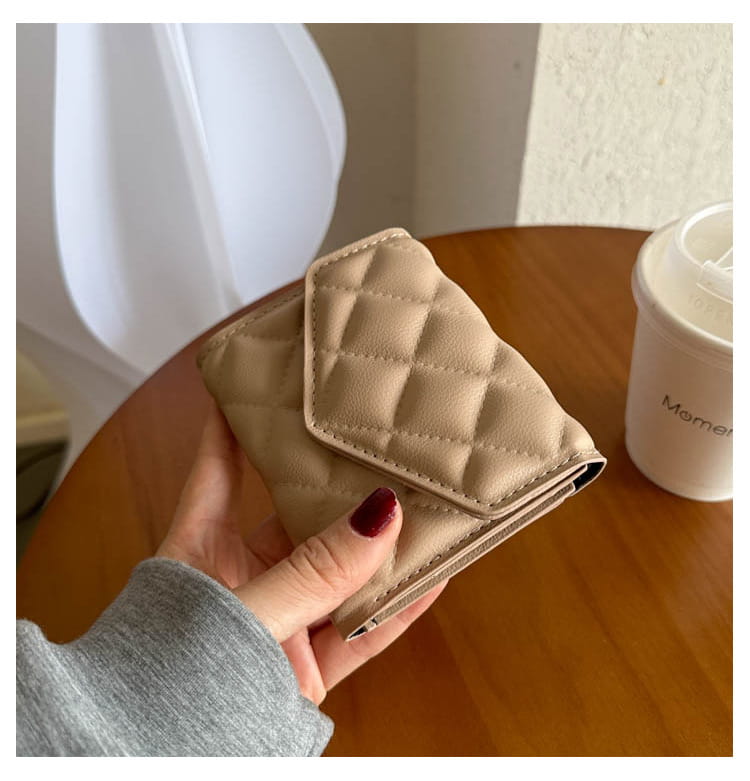 Tartós poliészter bélésszövet, amelynek mérete 11,5 '' szélességű és 9,5 '' magas, 1 mm vastagságú, különféle kárpitok, bélés és kézműves alkalmazásokhoz tervezték.