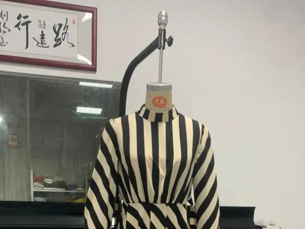 Pitkähihainen polyesterihame mekko työmatkalla painettuna