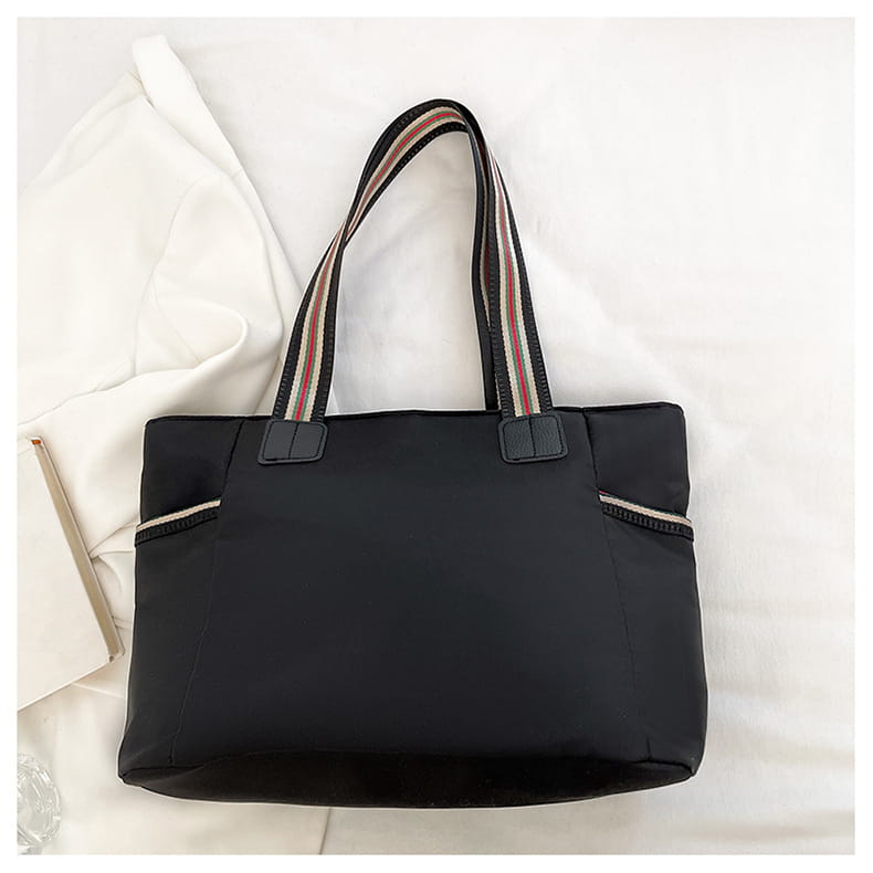 Lila Oxford tyg resväska med svarta ränder och dubbla axelanslutningar