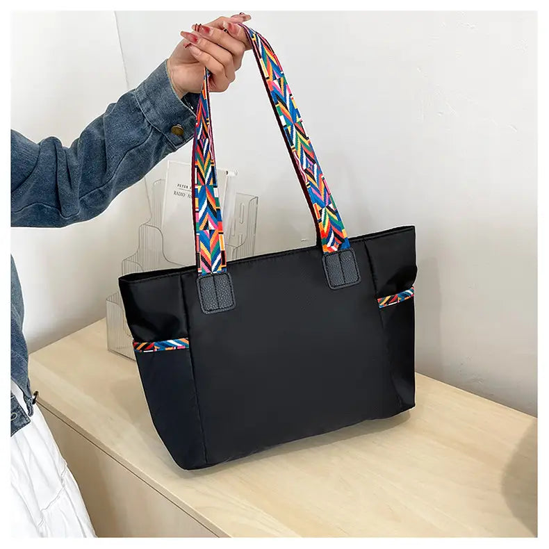 Lila Oxford tyg resväska med svarta ränder och dubbla axelanslutningar