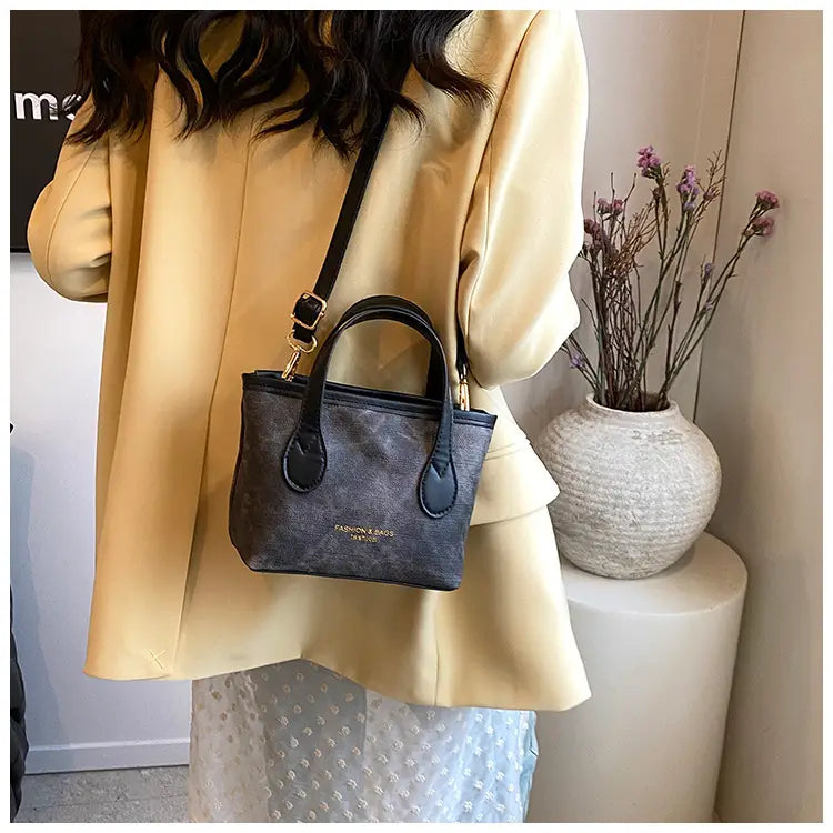 Medium PU axelväska för kvinnor svartbrun med intern mobiltelefonficka