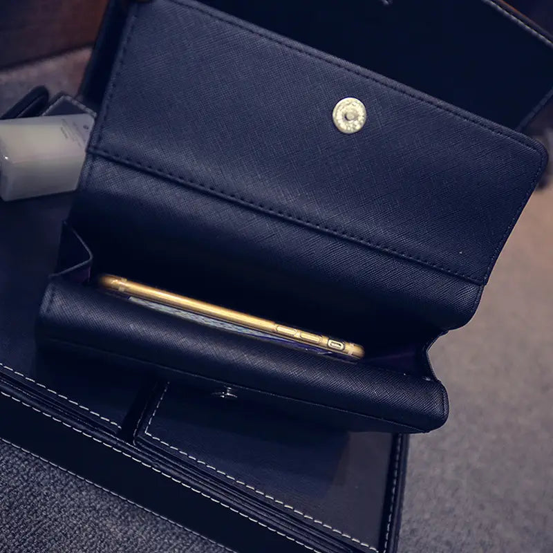 Urban Black Polyurethane Suitcase with Rivets for United States Travelers