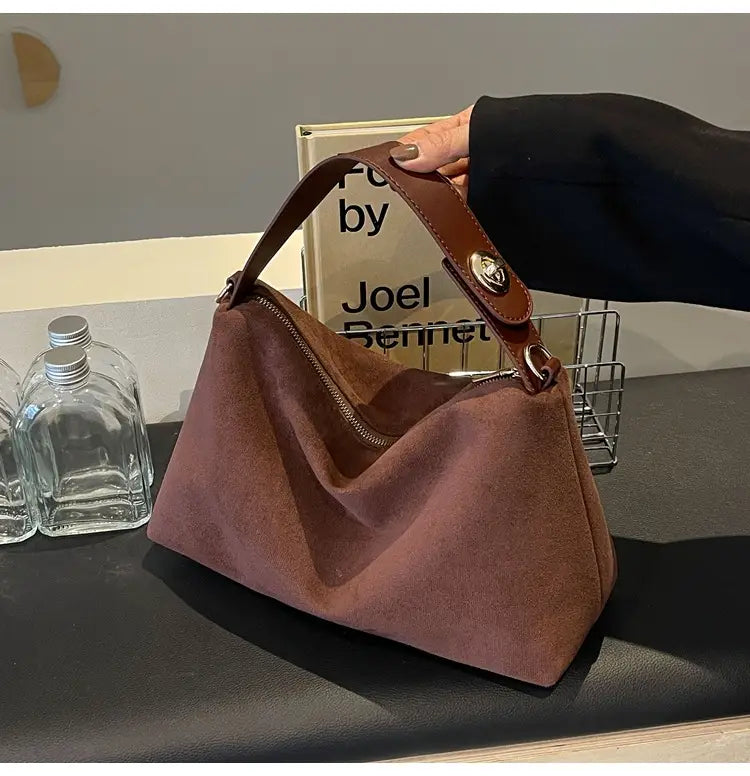 Retro Fashion Shoulder Bag with Polyester Lining for Travel and Daily