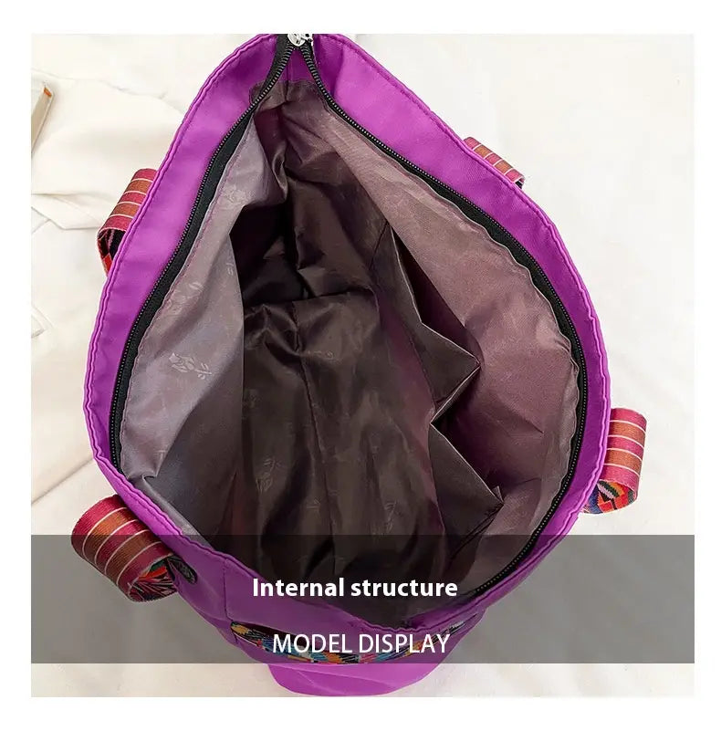 Lila Oxford tyg resväska med svarta ränder och dubbla axelanslutningar