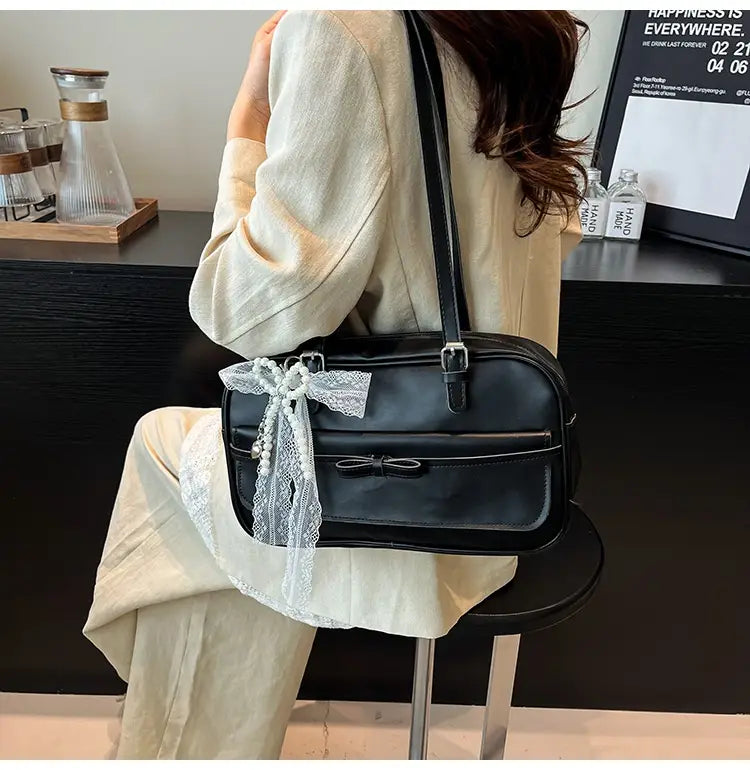 Mála gualainn flap meánach PU le scairf síoda agus bogha péarla do mhná