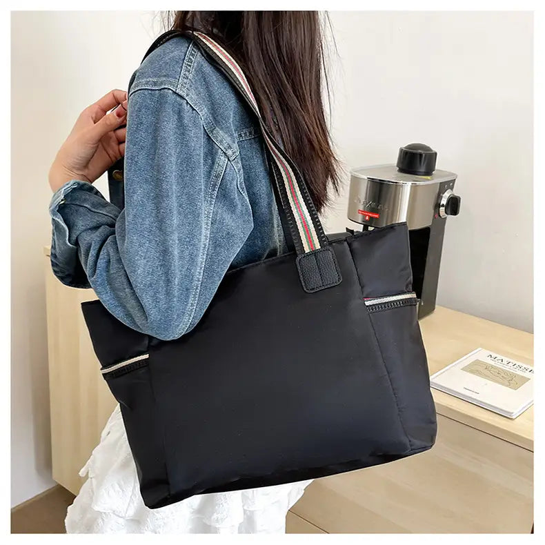 Lila Oxford tyg resväska med svarta ränder och dubbla axelanslutningar