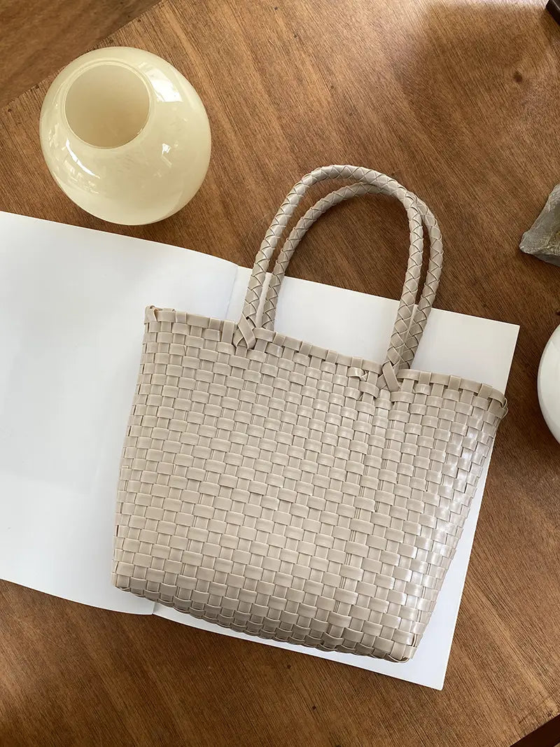 Pieni koko ja suuret mukit useita värejä kahvin ruskea vaaleanpunainen musta kahva korkeus