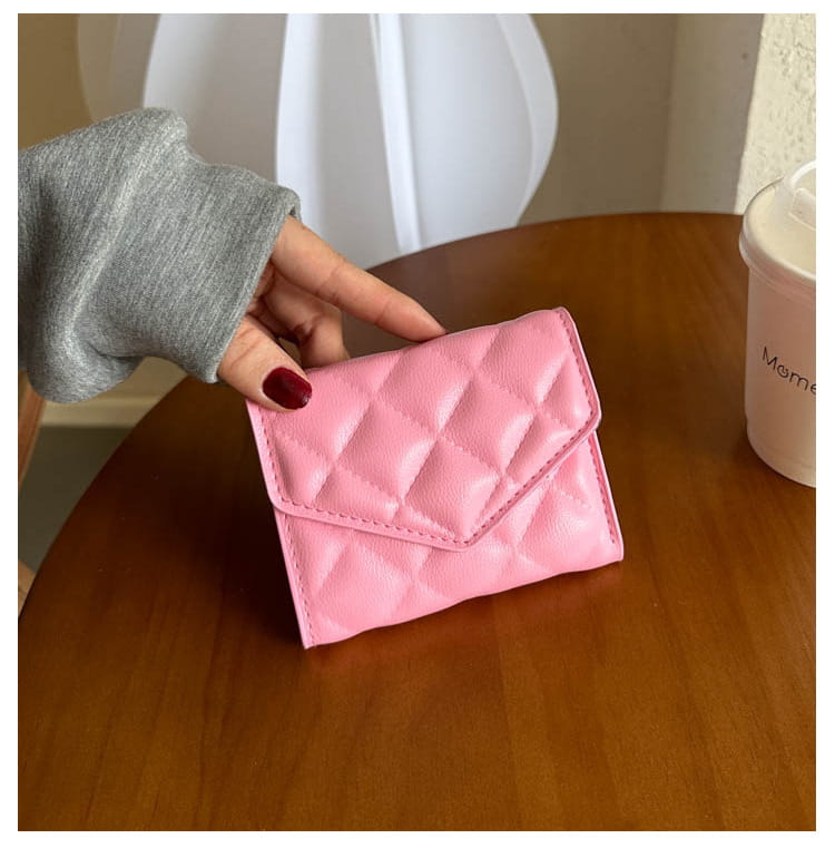 A prémium poliészter bélés szövet, amelynek mérete 11,5 hüvelyk, 9,5 hüvelyk, 1 mm vastagságú, sokoldalú kézműves és varráshoz tervezett.