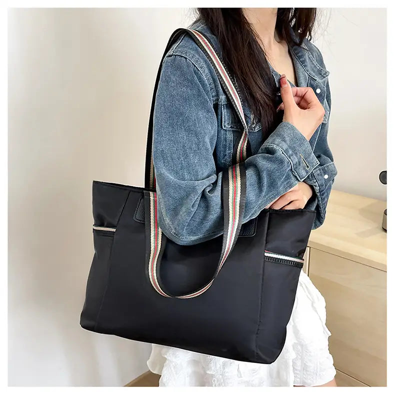 Lila Oxford tyg resväska med svarta ränder och dubbla axelanslutningar